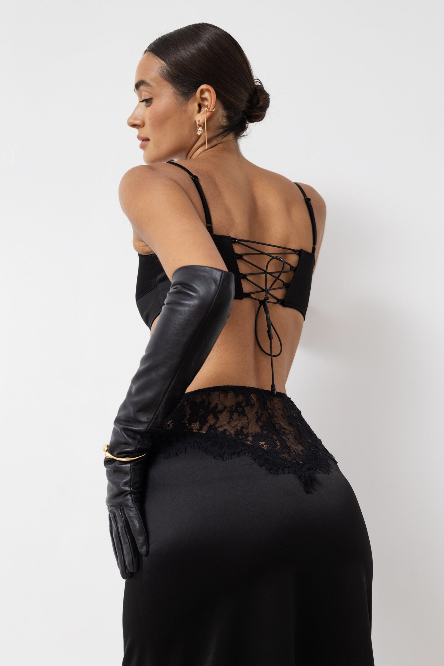 Чорна атласна спідниця з мереживом